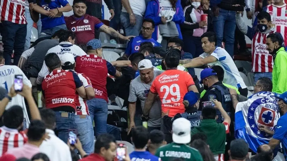Cruz Azul vs Chivas: Aficionados protagonizaron pelea en las tribunas del Azteca
