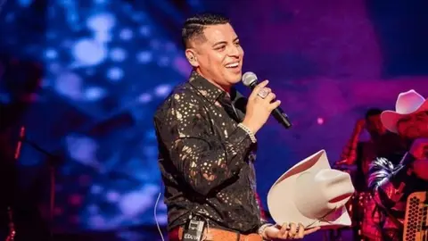 Eduin Caz, vocalista de Grupo Firme, lució jersey de Cruz Azul tras concierto en el Foro Sol