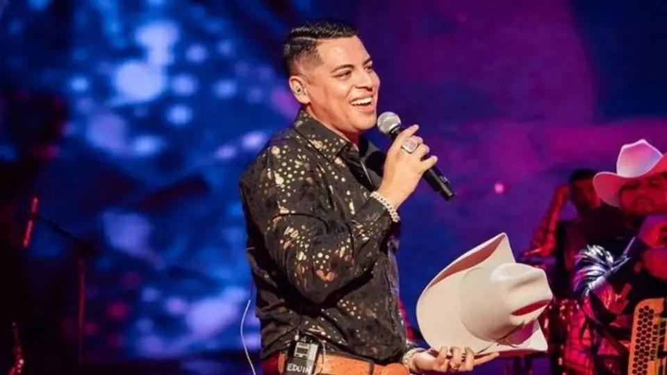 Eduin Caz, vocalista de Grupo Firme, lució jersey de Cruz Azul tras concierto en el Foro Sol