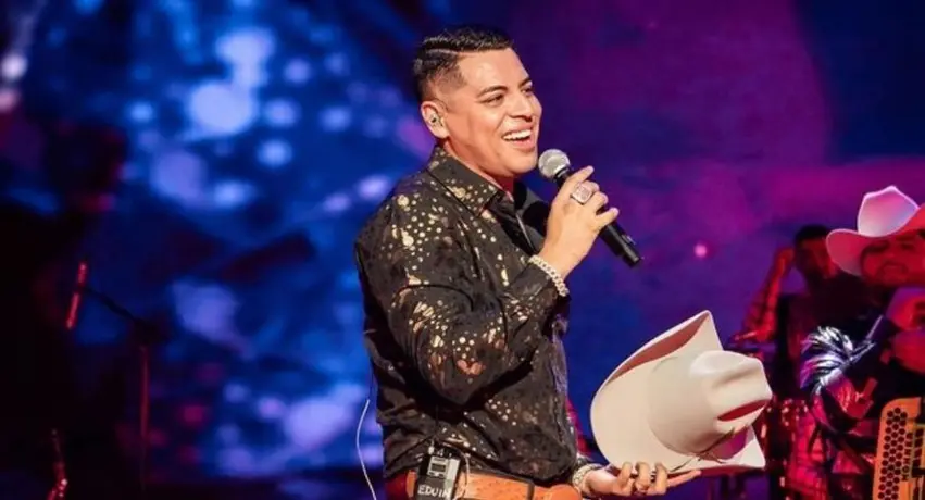 Eduin Caz, vocalista de Grupo Firme, lució jersey de Cruz Azul tras concierto en el Foro Sol