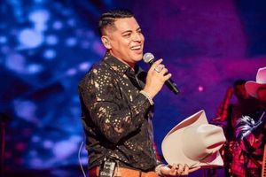 Eduin Caz, vocalista de Grupo Firme, lució jersey de Cruz Azul tras concierto en el Foro Sol