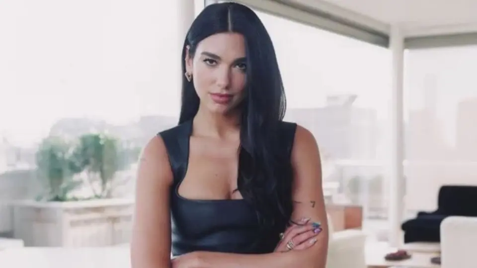Dua Lipa: Acusada de hacer playback tras sufrir caída en el escenario