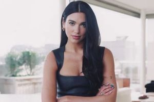 Dua Lipa: Acusada de hacer playback tras sufrir caída en el escenario