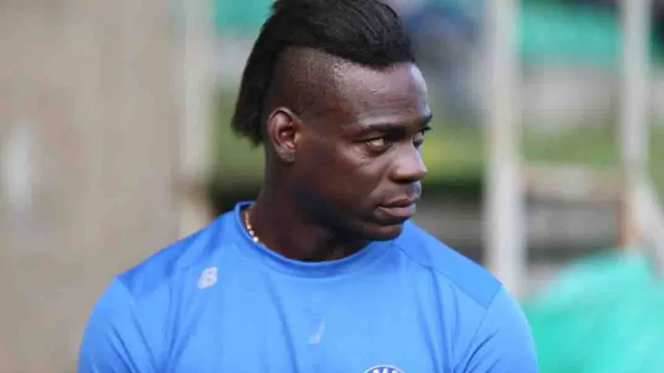 Mario Balotelli sorprendió en redes sociales con su nuevo tatuaje en el rostro