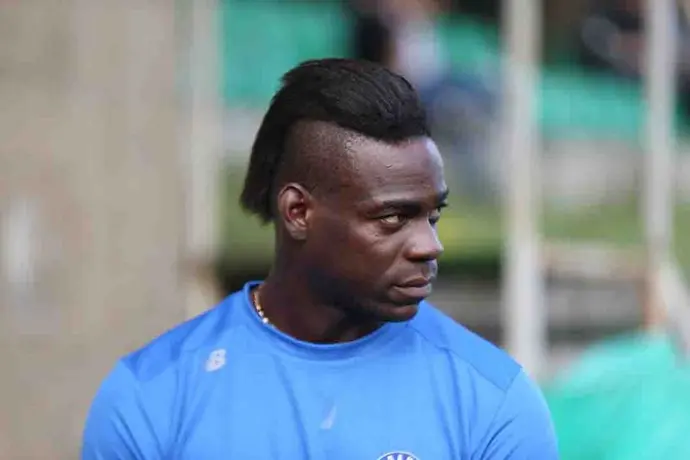 Mario Balotelli sorprendió en redes sociales con su nuevo tatuaje en el rostro