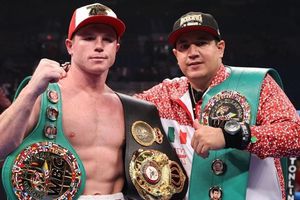 Eddy Reynoso no ve con buenos ojos que Canelo enfrente a Benavidez