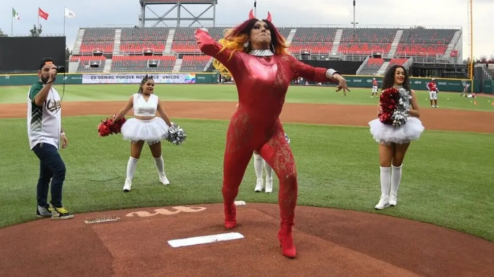 LMB: Miss Diamond lanzó la primera bola en duelo entre Diablos y Tecolotes