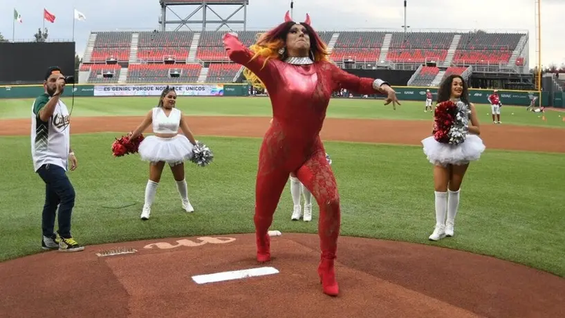LMB: Miss Diamond lanzó la primera bola en duelo entre Diablos y Tecolotes