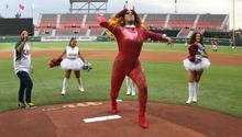 LMB: Miss Diamond lanzó la primera bola en duelo entre Diablos y Tecolotes