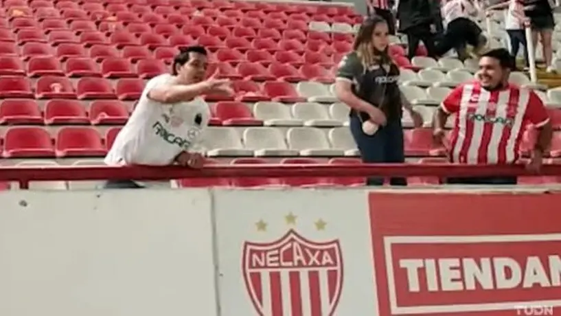 Video: Aficionado del Necaxa arrojó cenizas de su padre en el Estadio Victoria