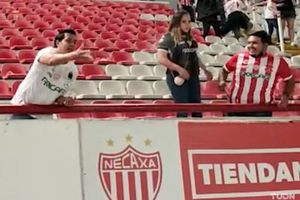 Video: Aficionado del Necaxa arrojó cenizas de su padre en el Estadio Victoria