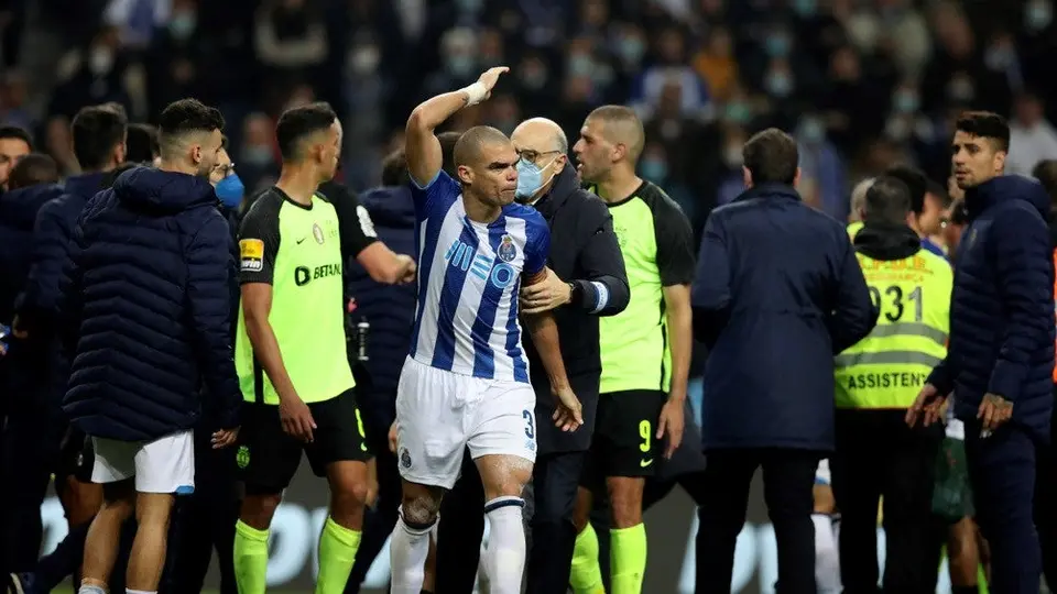 Porto: Pepe podría ser suspendido hasta dos años por patear a directivo del Sporting