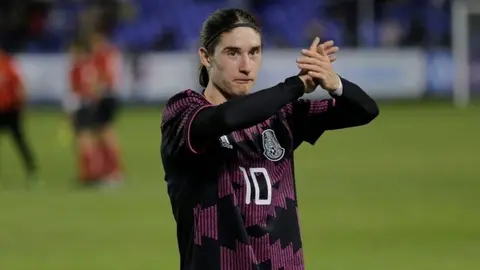 Marcelo Flores: Presumió espinilleras con imágenes vistiendo la playera del Tri