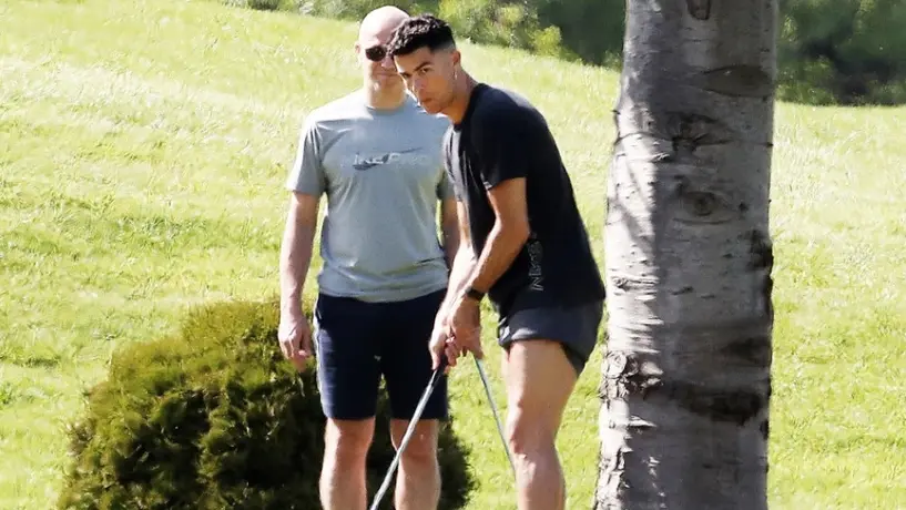 Cristiano Ronaldo fue visto jugando golf en Inglaterra; los rumores de su futuro aumentan