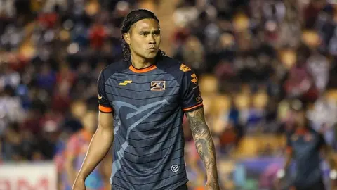 Gullit Peña: Besó en la boca a una aficionada que le pedía un saludo