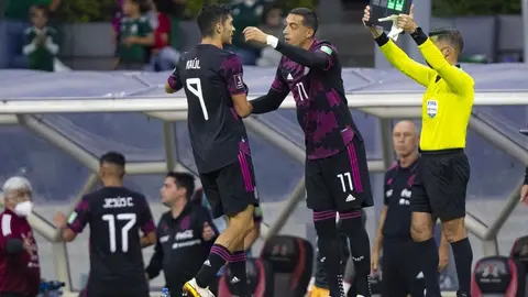 Selección Mexicana: Raúl Jiménez y Rogelio Funes Mori intercambiaron playeras