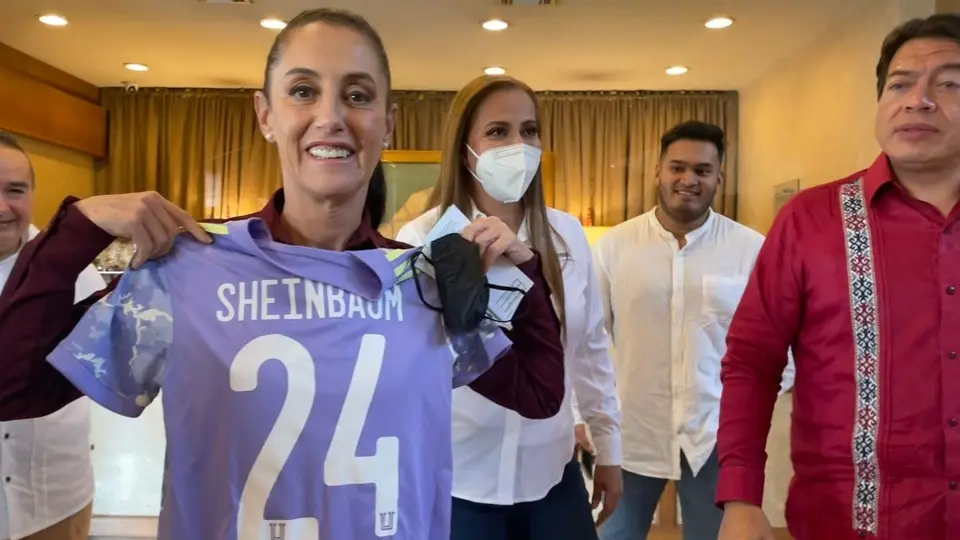 Tigres: Claudia Sheinbaum recibió un jersey del equipo Femenil como regalo