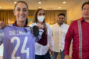 Tigres: Claudia Sheinbaum recibió un jersey del equipo Femenil como regalo