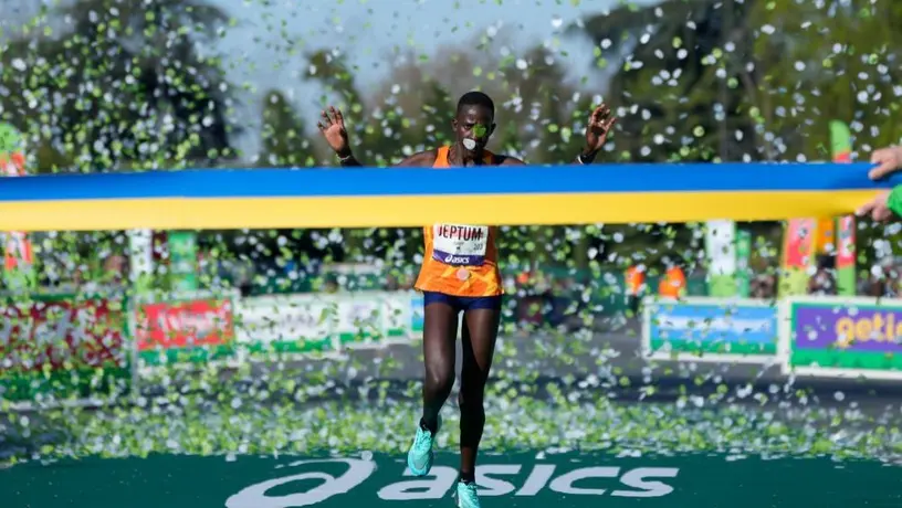 Maratón de París: Judith Jeptum conquistó la competencia imponiendo nuevo récord