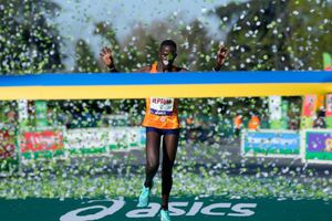 Maratón de París: Judith Jeptum conquistó la competencia imponiendo nuevo récord