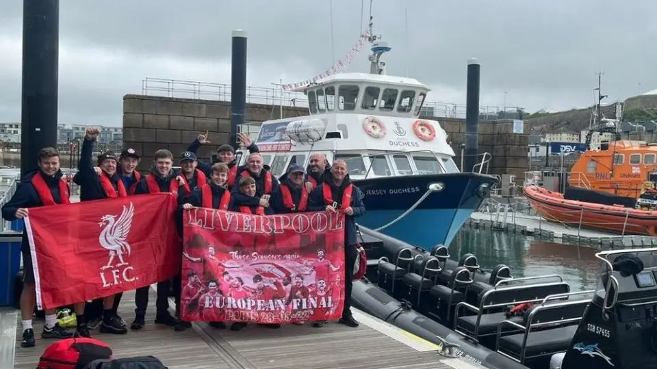 Liverpool: Aficionados de los Reds viajaron en lancha a la Final de la Champions League