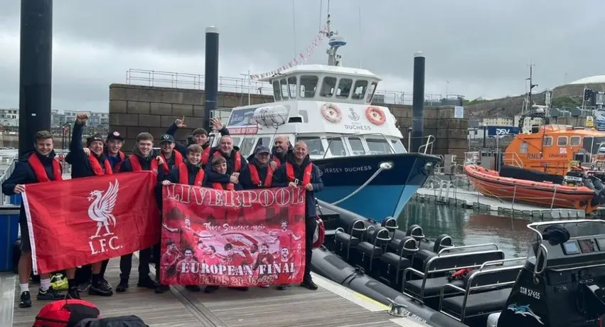 Liverpool: Aficionados de los Reds viajaron en lancha a la Final de la Champions League