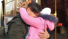 Hombre de Ucrania se ve obligado a despedirse de su hija para quedarse a luchar contra Rusia