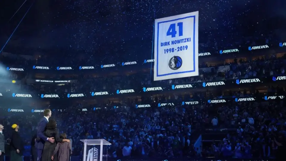 NBA: Dallas Mavericks retiró el número 41 en honor a Dirk Nowitzki