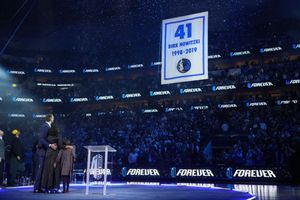 NBA: Dallas Mavericks retiró el número 41 en honor a Dirk Nowitzki