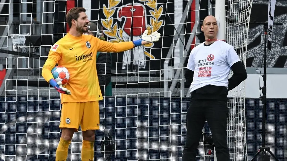 Bundesliga: Aficionados se ataron a los postes e interrumpieron el Eintracht-Friburgo