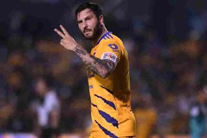 Gignac: Regañó al hijo del Diente López por portar los colores del PSG
