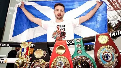 Josh Taylor retuvo sus títulos por decisión dividida ante Jack Catterall