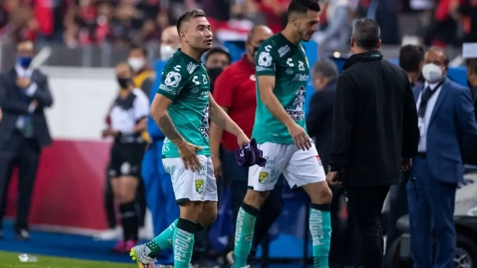 Atlas vs León: Jean Meneses amagó con 'sacar la cartera' y seña obscena tras ser expulsado