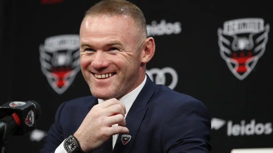Aficionado invadió la cancha para tomarse la 'selfie' con el DT Wayne Rooney