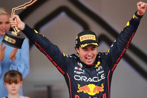 Video: Checo Pérez mandó un emotivo mensaje a un aficionado con cáncer
