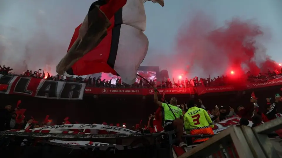 River Plate vs Boca Juniors: Afición protagonizó altercado con policías en el Monumental