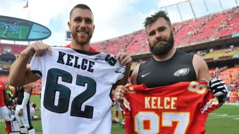 Madre de Jason y Travis Kelce asistió a los partidos de playoffs de sus hijos el mismo día