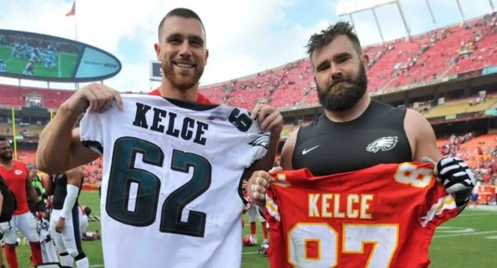 Travis y Jason Kelce después de un partido de la NFL | AP