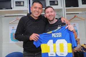 Argentina: Juan Román Riquelme regaló playera de Boca Juniors a Lionel Messi