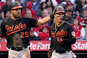 Ramón Urías: Anotó y produjo carrera en remontada de Orioles ante Angels