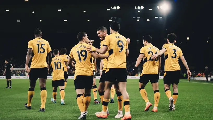 Video: Raúl Jiménez y compañeros festejaron triunfo vs Everton con un niño