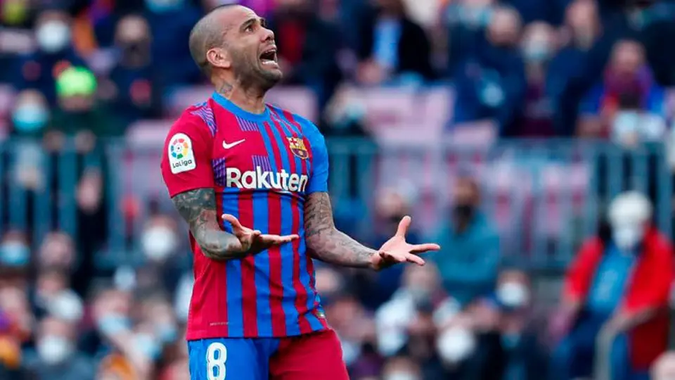 Barcelona: Daniel Alves, 'sorprendido' tras llamada de Xavi para volver al Barça