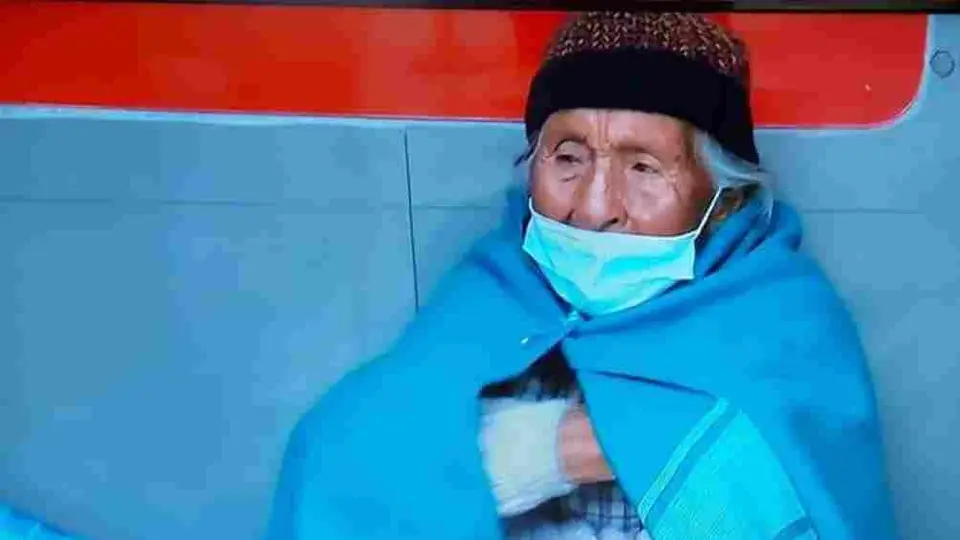 Bolivia: Anciana duerme en un cajero esperando a que su hijo regrese por ella
