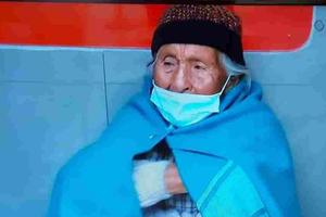 Bolivia: Anciana duerme en un cajero esperando a que su hijo regrese por ella
