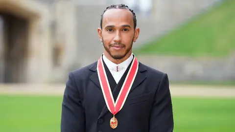 Hamilton: Nombrado caballero por el príncipe Carlos en el Castillo de Windsor