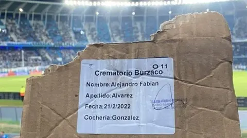 Hincha del Racing 'esparció' las cenizas de un familiar desde la tribuna alta durante partido