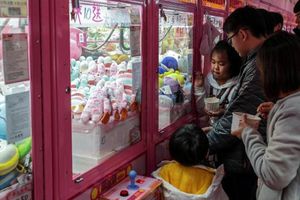 Bomberos de la CDMX rescataron a niño que estaba dentro de máquina de peluches