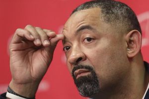 Juwan Howard, Campeón de la NBA, comenzó pelea campal en baloncesto universitario