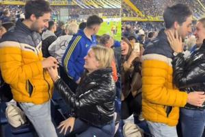 Video: Novia le propone matrimonio a su pareja en La Bombonera; él la ignora por el partido