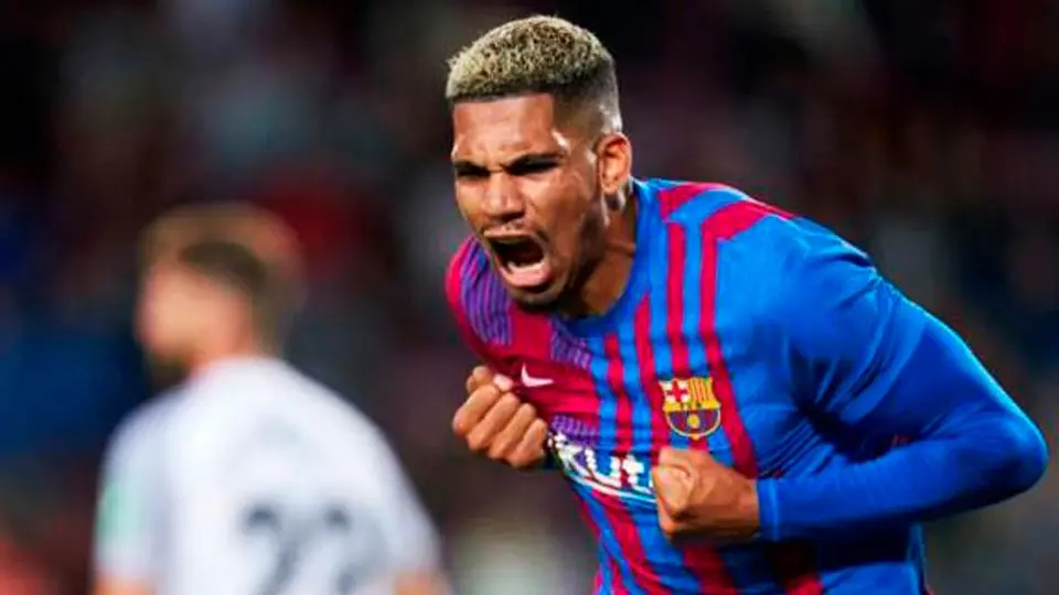 Barcelona: Ronald Araujo renovó contrato con el Barça hasta el 2026